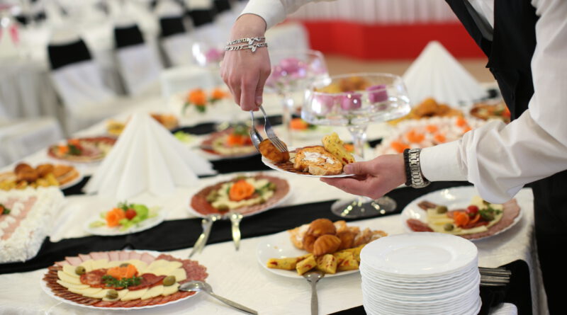 Firma cateringowa na wesele – kiedy warto i jak wybrać najlepszą?